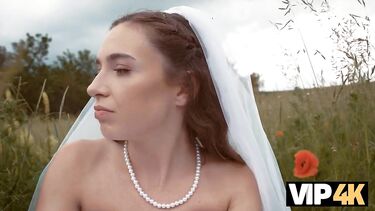Деревенщина трахает в поле сбежавшую со свадьбы невесту