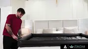 парень предлагает подруге нуру массаж