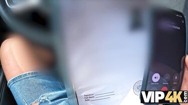 Наездница с большой грудью: Коллектор вычислил должницу и отодрал ее в машине