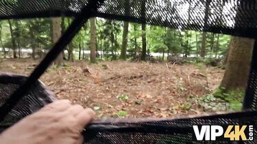 Сексвайф: Рыжая за деньги ебется в палатке с незнакомцем при бойфренде