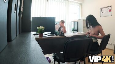 Украинка минетом и пиздой выбивает кредит на бизнес