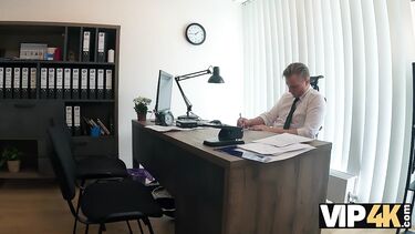 Украинка минетом и пиздой выбивает кредит на бизнес