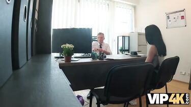 Stanley Johnson: Украинка минетом и пиздой выбивает кредит на бизнес