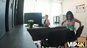 показывает на себе нижнее белье