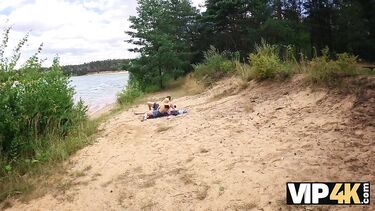 Застукал девушку с хуем незнакомца в глотке на пляже