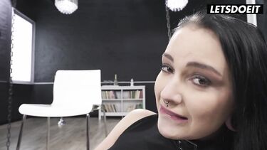 Брюнетки с маленькой грудью: Негр проверяет прочность жопы закованной Шарлотты Торн