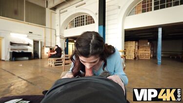 В трусиках: За деньги выебал уличную музыкантшу перед ревнивым парнем