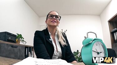 кредит: Полячка пришла получать кредит на открытие секс-шопа и была выебана в банке