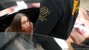 сосет хуй пацану из салона тачки