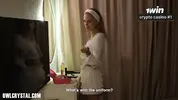 девушка собирается на свидание, но соглашается на массаж