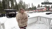 пригласил погреться в доме девушку в шубе