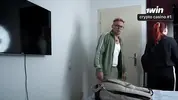 мачеху и пасынка селят в номер с одной кроватью