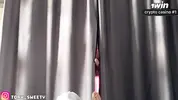 манит телку стояком из-за занавески