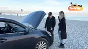 незнакомец чинит авто блондинке