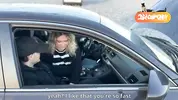 оценивает размер члена незнакомца в тачке