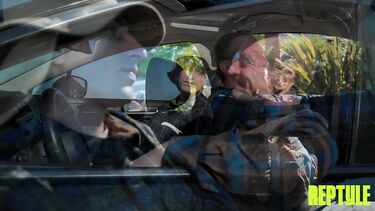 Папа с сыном ебет в два ствола автостопщицу в придорожном отеле