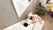 лижет девке киску на ступеньках пентхауса