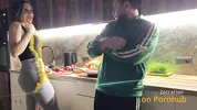 друг мужа делает комплименты милфе