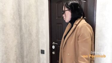 Короткая стрижка: Устала на работе, но хуй пососала и подрочила ножками
