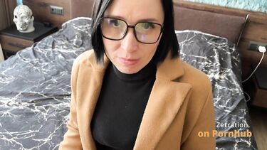 Брюнетка лижет яйца: Устала на работе, но хуй пососала и подрочила ножками