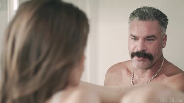 Charles Dera: Дочь незаметно подменила собой резиновый мастурбатор, и папа ее трахнул