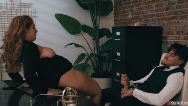Рыжие раком: Пухлая милфа Кира Фокс трахается с коллегой в кабинете начальника