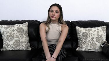Анальный кастинг 21-летней ассистентки стоматолога в брекетах