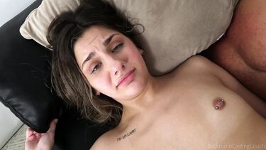 Анальный кастинг 21-летней ассистентки стоматолога в брекетах