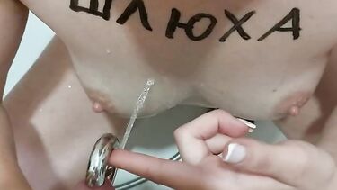 Любовник с кольцом в хуе ссыт на Алину Сексвайф в ванне