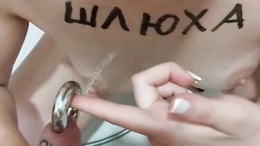 Сексвайф: Любовник с кольцом в хуе ссыт на Алину Сексвайф в ванне