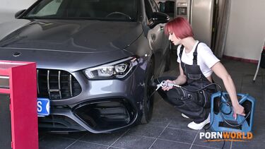 Негр ебет в очко рыжую короткостриженую автомеханика Долли Дайсон