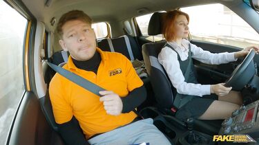 Экзаменатор автошколы трахает молодую рыжую практикантку после поездки