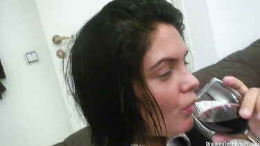 Drunken Teen Orgies: Два парня трахают выпившую пухленькую русскую брюнетку
