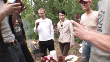 Анальная оргия с пьяными русскими студентками на природе в лесу