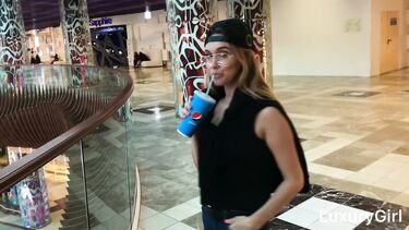 Пошли примерим трусы, и я заодно отсосу тебе!