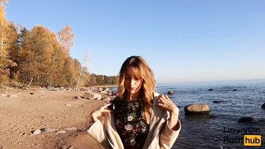 Сними как я красиво иду вдоль пляжа, а потом кончишь мне в рот