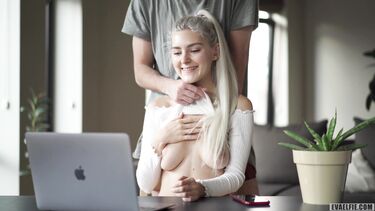 Eva Elfie: Ева Элфи трахается с парнем во время рабочего созвона в Зуме