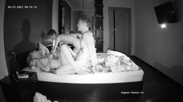 Студенты начали трахаться, но зашла пара и присоединилась