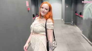 Рыжая пышка дала мне в примерочной, а потом прошлась по ТЦ со спермой на лице