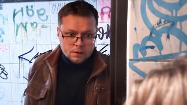 Саша Пейдж обсосала пикаперу член в сортире и устроила с ним анал перед своим рогоносцем