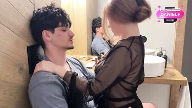 Чувственная ебля в ванной комнате с окончанием на натуральные сиськи Кэсси Кэлли