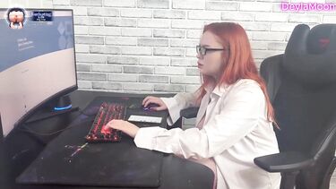 Рыжая мачеха отложила работу ради утреннего стояка пасынка