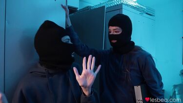 Воровки попали в ловушку и согревают киски друг друга, чтобы не замерзнуть