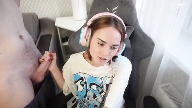 Засовываю хуй в геймершу, а она продолжает играть