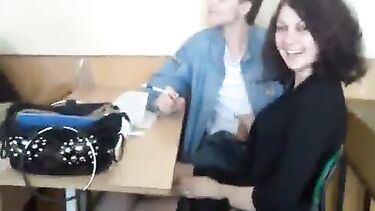Кучерявая русская школьница дрочит член своему парню на уроке