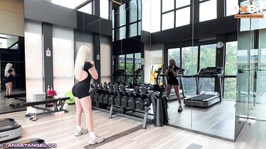 Ты нюхаешь мою одежду? Меня это возбуждает, трахни мою киску!